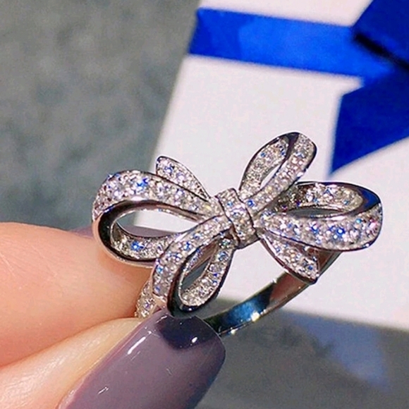 BETSEY JOHNSON HOLIDAY CRYSTAL BOW RING SZ 10 - Picture 2 of 3